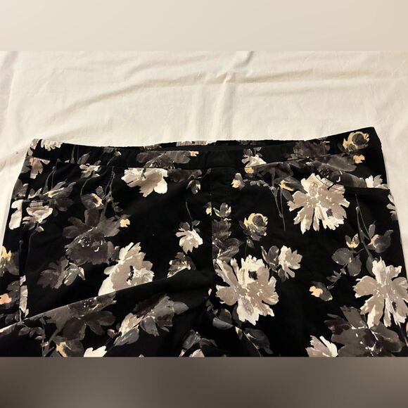 NWOT Isaac Mizrahi Live! Floral Velvet Stirrup Pants Black Size 26W petite - Picture 3 of 12